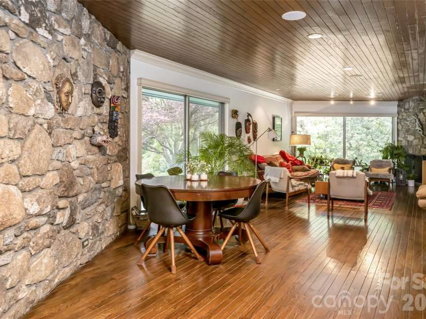 18 Forest Road, Asheville, NC 28803.  MLS# CAR4376701, YatesRealty ID 21903. 