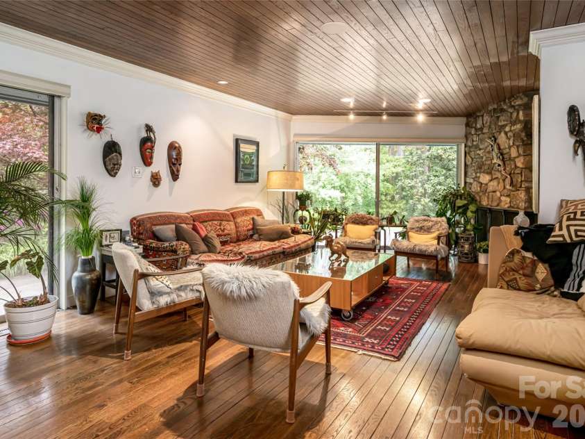 18 Forest Road, Asheville, NC 28803.  MLS# CAR4376701, YatesRealty ID 21903. 