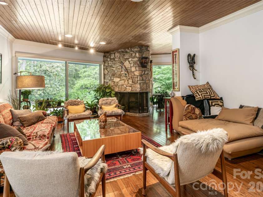 18 Forest Road, Asheville, NC 28803.  MLS# CAR4376701, YatesRealty ID 21903. 