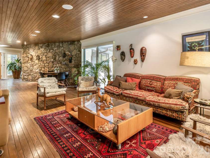 18 Forest Road, Asheville, NC 28803.  MLS# CAR4376701, YatesRealty ID 21903. 