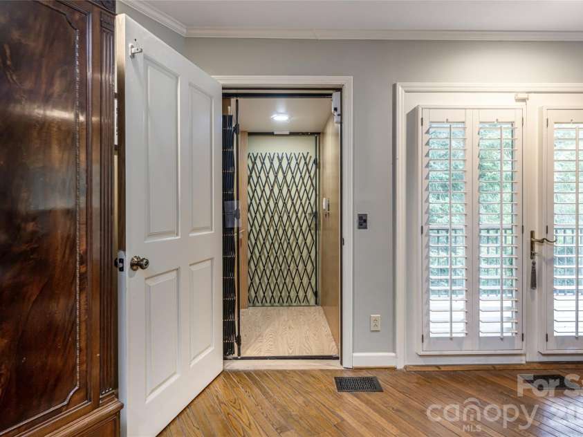 18 Forest Road, Asheville, NC 28803.  MLS# CAR4376701, YatesRealty ID 21903. 