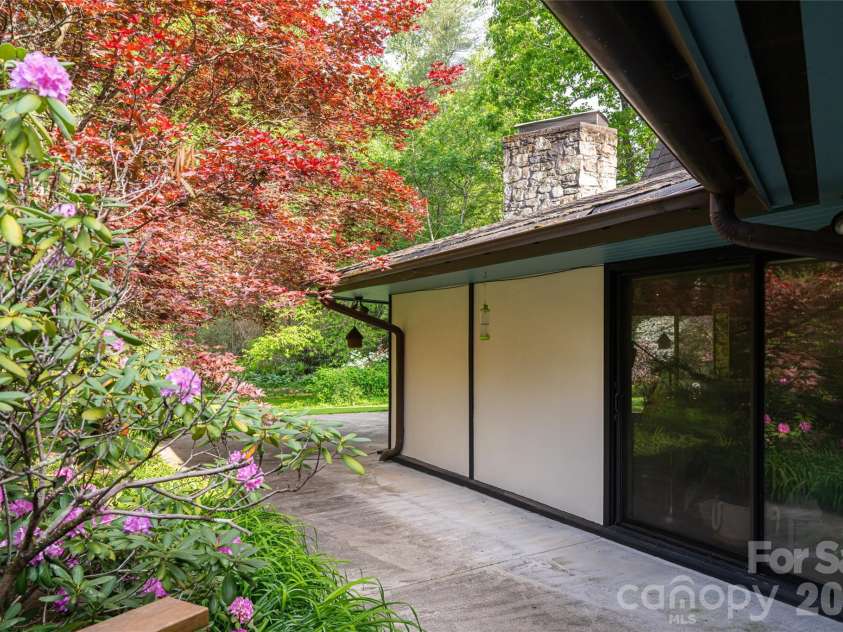 18 Forest Road, Asheville, NC 28803.  MLS# CAR4376701, YatesRealty ID 21903. 