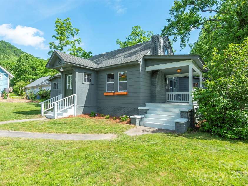 12 Mountain View Avenue, Black Mountain, NC 28711.  MLS# CAR4269712, YatesRealty ID 21904. 