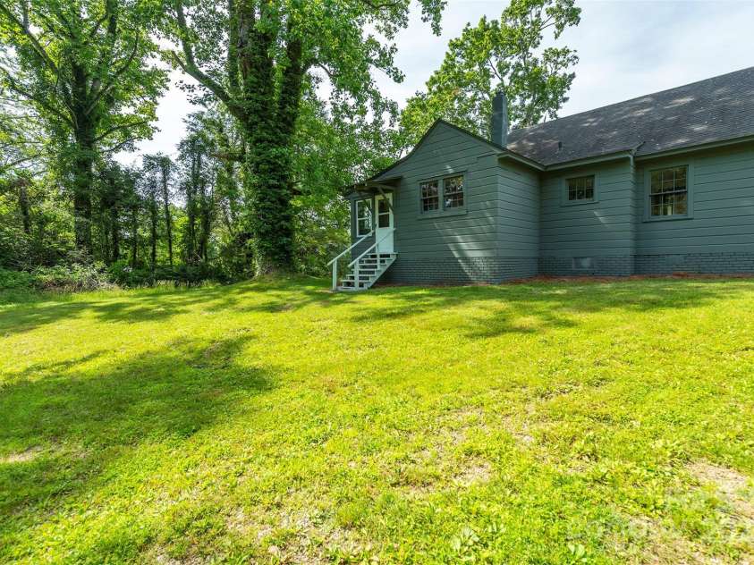 12 Mountain View Avenue, Black Mountain, NC 28711.  MLS# CAR4269712, YatesRealty ID 21904. 