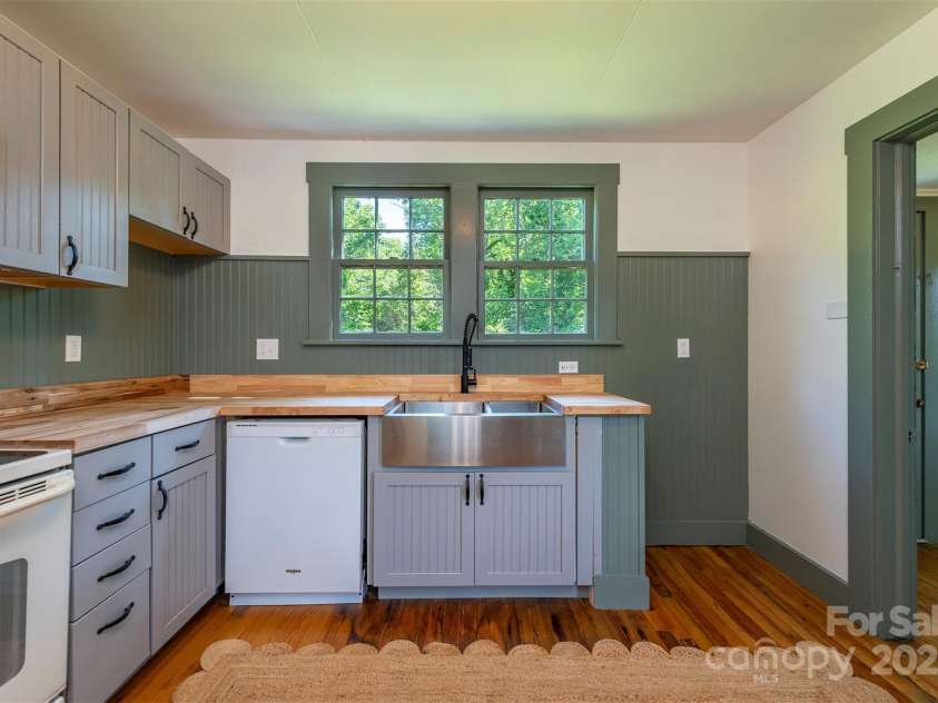 12 Mountain View Avenue, Black Mountain, NC 28711.  MLS# CAR4269712, YatesRealty ID 21904. 