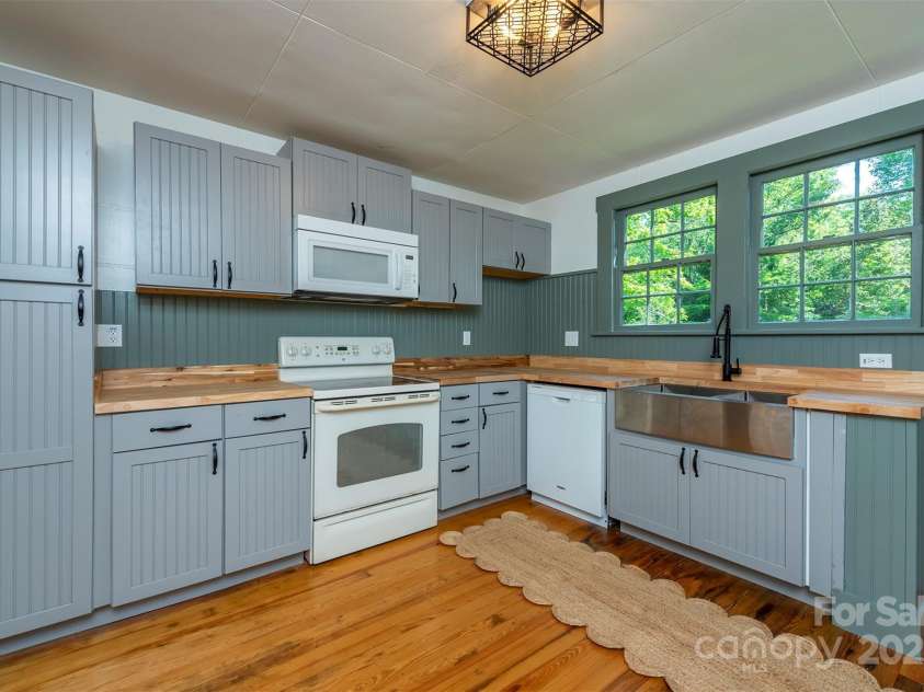 12 Mountain View Avenue, Black Mountain, NC 28711.  MLS# CAR4269712, YatesRealty ID 21904. 