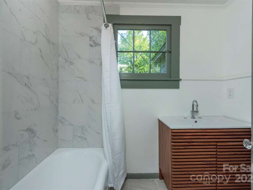 12 Mountain View Avenue, Black Mountain, NC 28711.  MLS# CAR4269712, YatesRealty ID 21904. 