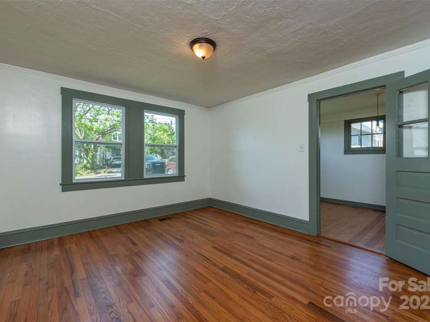 12 Mountain View Avenue, Black Mountain, NC 28711.  MLS# CAR4269712, YatesRealty ID 21904. Large bedroom