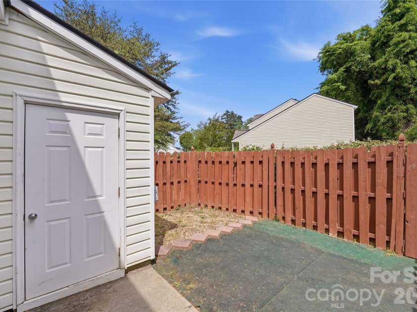 7709 Petrea Lane, Charlotte, NC 28227.  MLS# CAR4359420, YatesRealty ID 21907. 