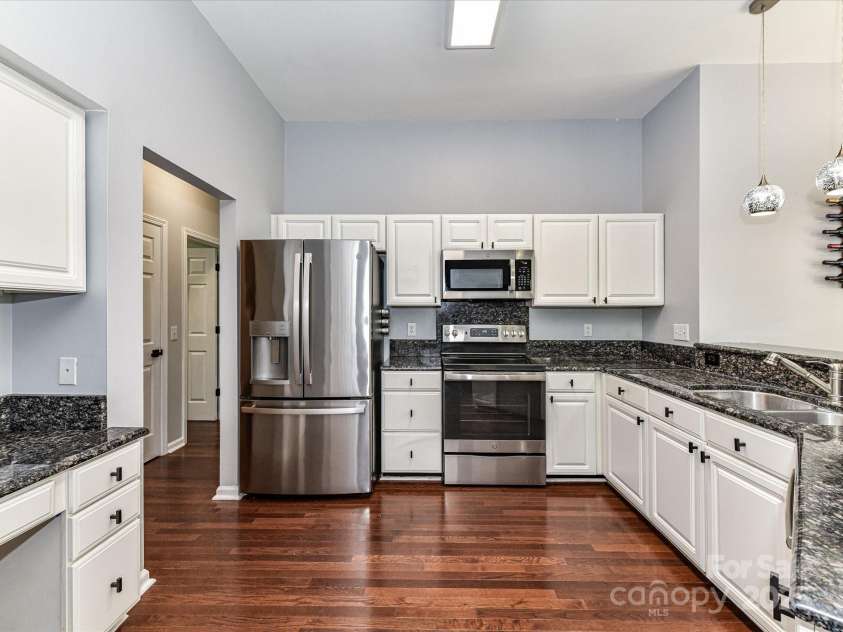 7507 Reedy Creek Road, Charlotte, NC 28215.  MLS# CAR4233019, YatesRealty ID 21908. Kitchen