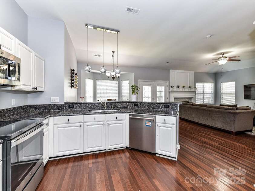 7507 Reedy Creek Road, Charlotte, NC 28215.  MLS# CAR4233019, YatesRealty ID 21908. Kitchen
