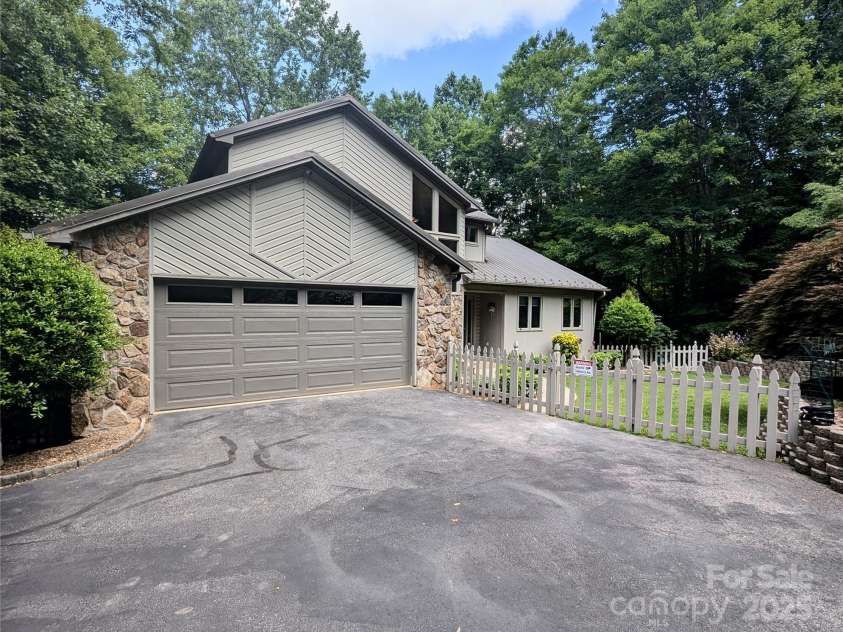 2 Pleasant Hill Drive, Franklin, NC 28734.  MLS# CAR4287467, YatesRealty ID 2191. 
