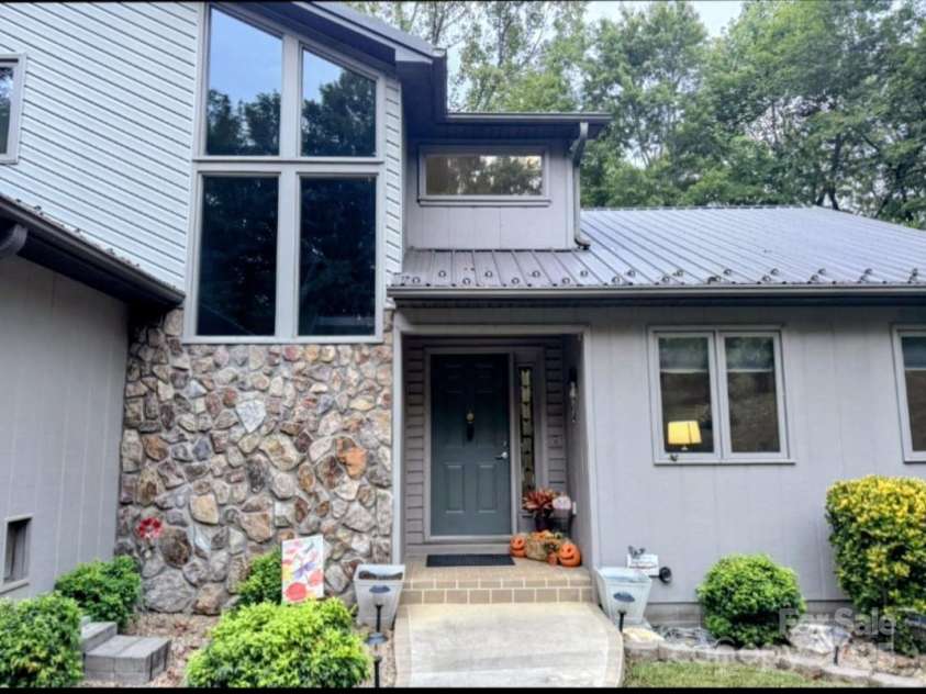 2 Pleasant Hill Drive, Franklin, NC 28734.  MLS# CAR4287467, YatesRealty ID 2191. 