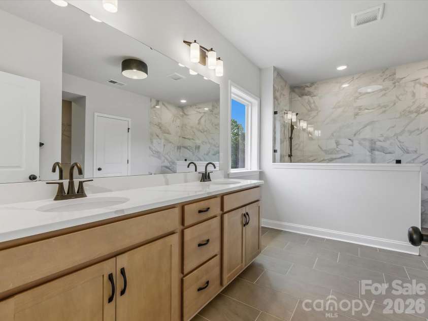 16024 Cloud Nine Court, Matthews, NC 28105.  MLS# CAR4349427, YatesRealty ID 21910. Primary Bath