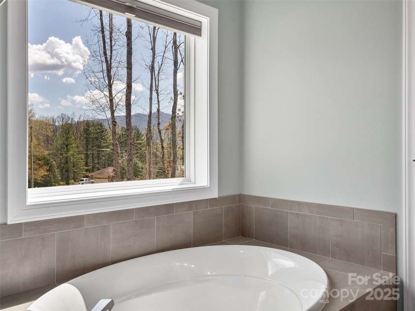 116 Whispering Wind Drive, Black Mountain, NC 28711.  MLS# CAR4245710, YatesRealty ID 21914. Soaking Tub - Primary Suite