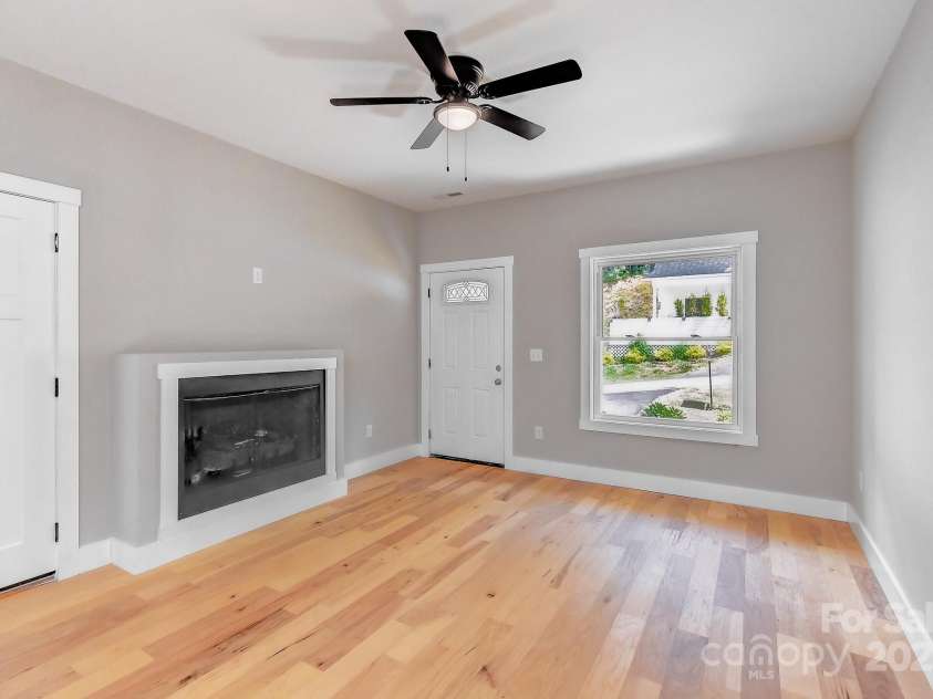 139 Northbend Drive, Asheville, NC 28804.  MLS# CAR4274342, YatesRealty ID 21916. 