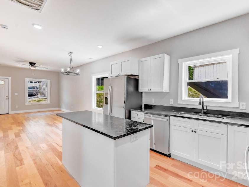 139 Northbend Drive, Asheville, NC 28804.  MLS# CAR4274342, YatesRealty ID 21916. 