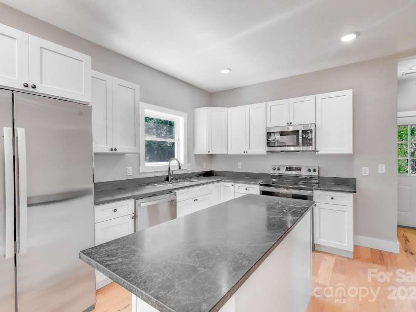 139 Northbend Drive, Asheville, NC 28804.  MLS# CAR4274342, YatesRealty ID 21916. 