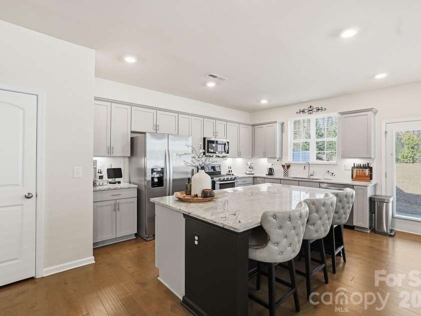 3039 Glenn Hope Way, Matthews, NC 28104.  MLS# CAR4360312, YatesRealty ID 21917. 