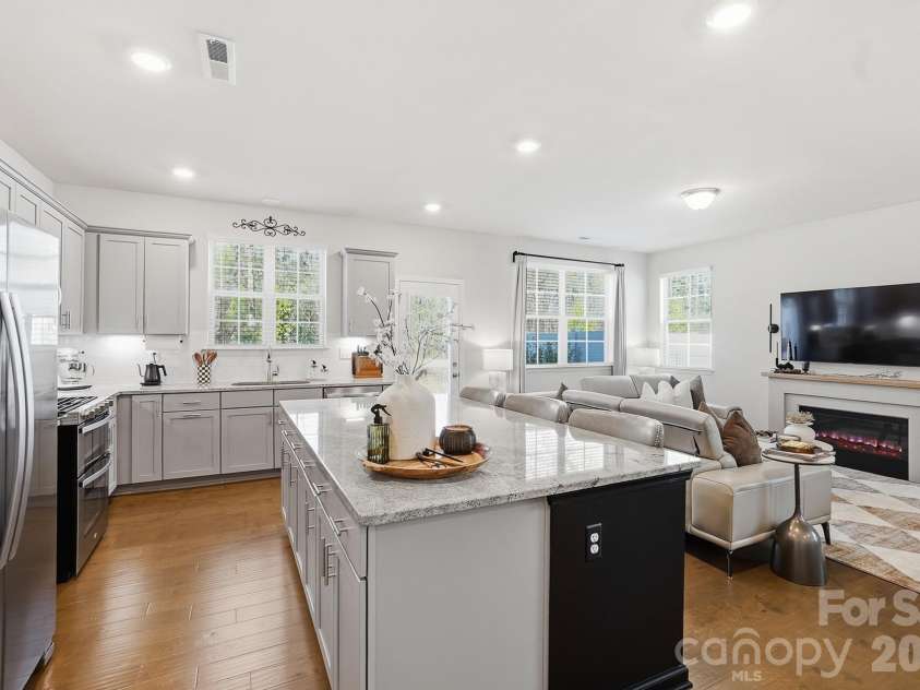 3039 Glenn Hope Way, Matthews, NC 28104.  MLS# CAR4360312, YatesRealty ID 21917. 