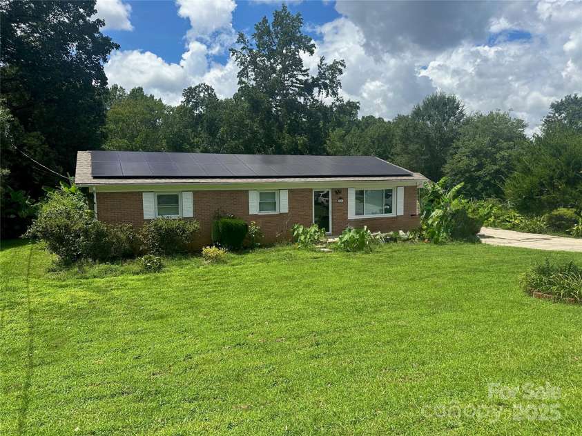 2021 Hollandale Drive, Gastonia, NC 28054.  MLS# CAR4310613, YatesRealty ID 2192. Exterior front