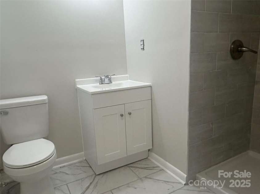 2021 Hollandale Drive, Gastonia, NC 28054.  MLS# CAR4310613, YatesRealty ID 2192. Primary bath