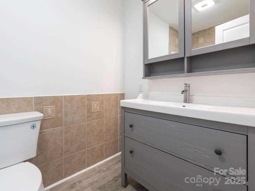 7416 Quail Ridge Drive, Charlotte, NC 28226.  MLS# CAR4270976, YatesRealty ID 21920. Bathroom 2