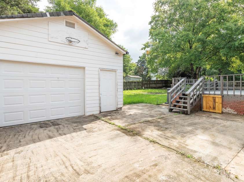 7416 Quail Ridge Drive, Charlotte, NC 28226.  MLS# CAR4270976, YatesRealty ID 21920. Detached garage