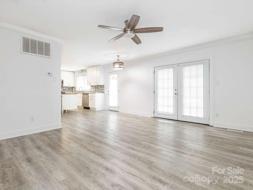 7416 Quail Ridge Drive, Charlotte, NC 28226.  MLS# CAR4270976, YatesRealty ID 21920. Family Room