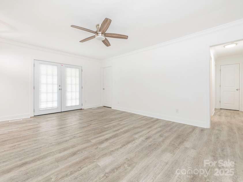 7416 Quail Ridge Drive, Charlotte, NC 28226.  MLS# CAR4270976, YatesRealty ID 21920. Family room