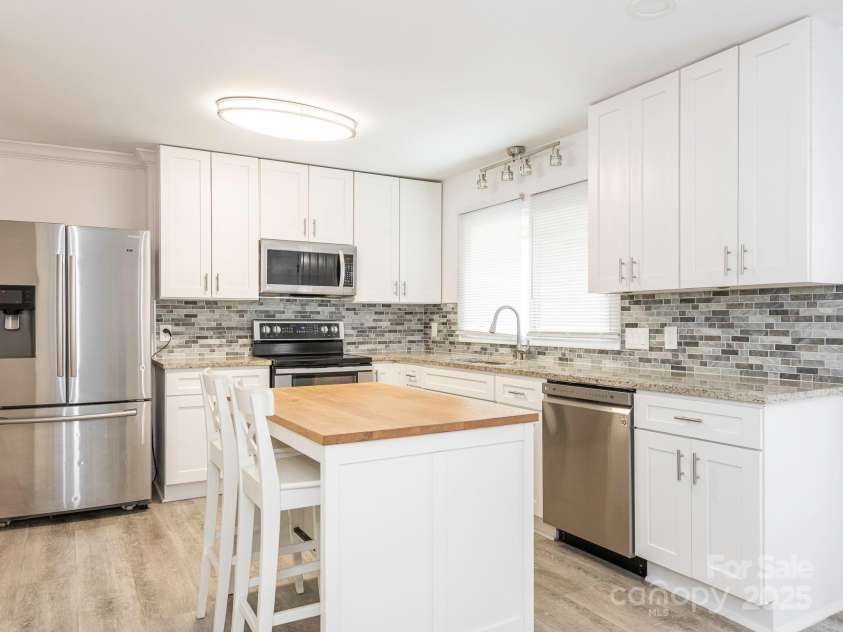 7416 Quail Ridge Drive, Charlotte, NC 28226.  MLS# CAR4270976, YatesRealty ID 21920. Kitchen