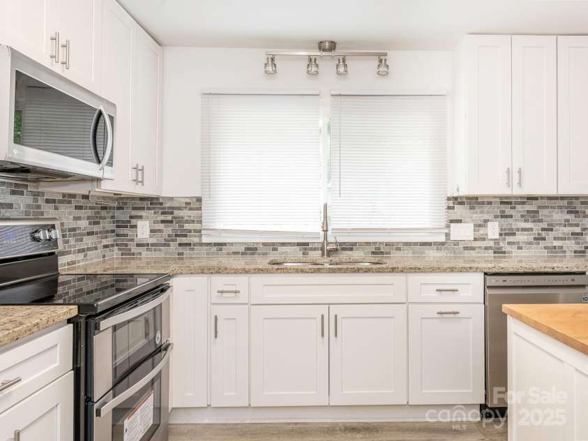 7416 Quail Ridge Drive, Charlotte, NC 28226.  MLS# CAR4270976, YatesRealty ID 21920. Kitchen