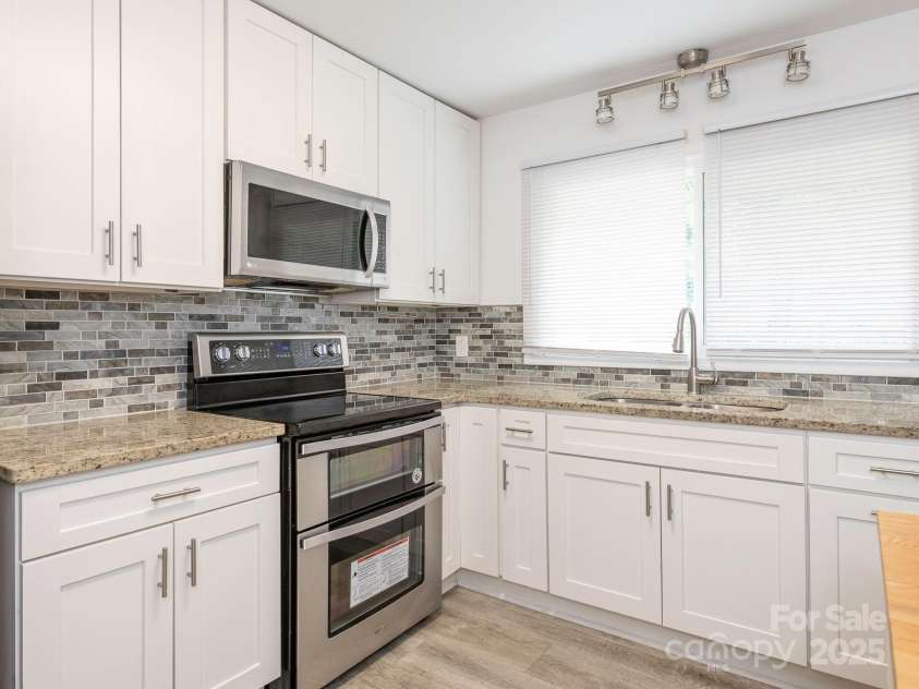 7416 Quail Ridge Drive, Charlotte, NC 28226.  MLS# CAR4270976, YatesRealty ID 21920. Kitchen