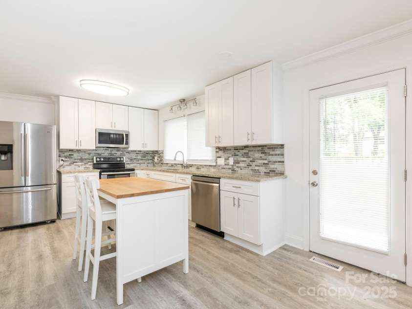 7416 Quail Ridge Drive, Charlotte, NC 28226.  MLS# CAR4270976, YatesRealty ID 21920. Kitchen & Dining Area