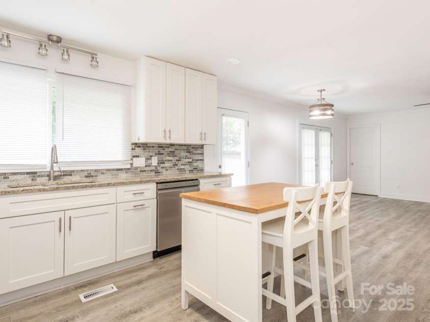 7416 Quail Ridge Drive, Charlotte, NC 28226.  MLS# CAR4270976, YatesRealty ID 21920. Kitchen & Dining Area