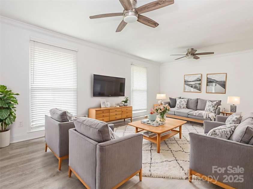 7416 Quail Ridge Drive, Charlotte, NC 28226.  MLS# CAR4270976, YatesRealty ID 21920. Living Room