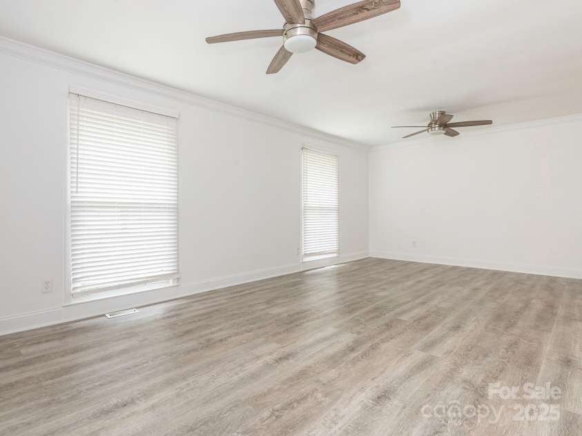 7416 Quail Ridge Drive, Charlotte, NC 28226.  MLS# CAR4270976, YatesRealty ID 21920. Living Room