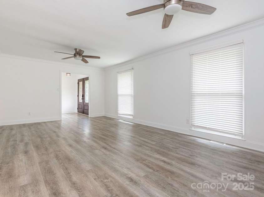 7416 Quail Ridge Drive, Charlotte, NC 28226.  MLS# CAR4270976, YatesRealty ID 21920. Living Room into entryway