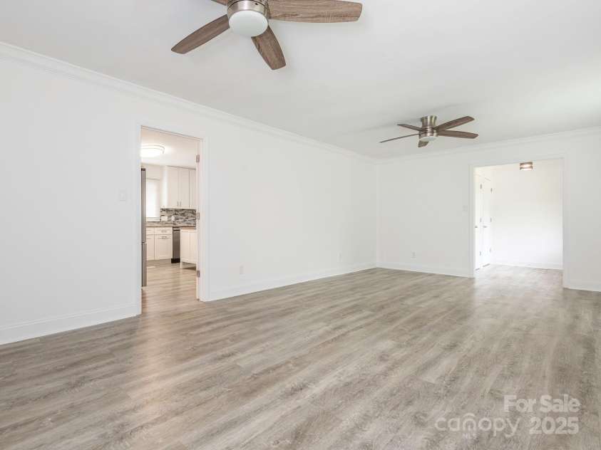 7416 Quail Ridge Drive, Charlotte, NC 28226.  MLS# CAR4270976, YatesRealty ID 21920. Living Room into Kitchen