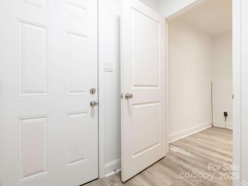 7416 Quail Ridge Drive, Charlotte, NC 28226.  MLS# CAR4270976, YatesRealty ID 21920. Mudroom