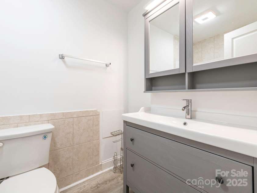 7416 Quail Ridge Drive, Charlotte, NC 28226.  MLS# CAR4270976, YatesRealty ID 21920. Primary Bathroom