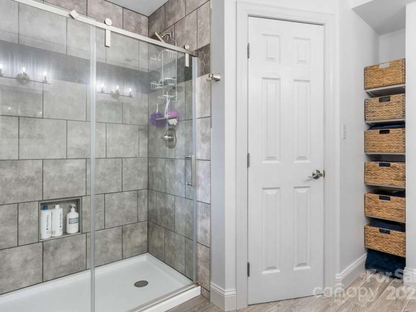 1035 15th Avenue, Hickory, NC 28601.  MLS# CAR4264023, YatesRealty ID 21925. 1st Primary bathroom