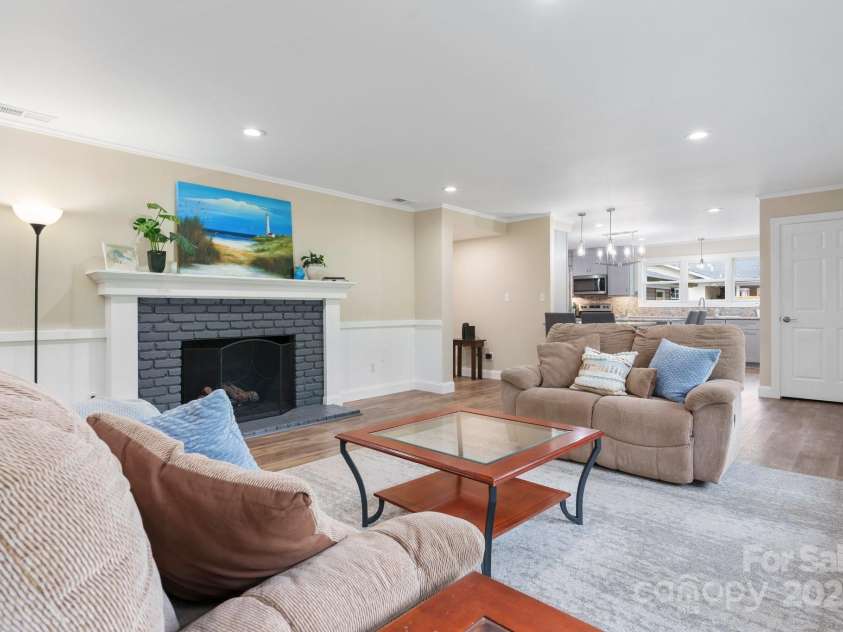 1035 15th Avenue, Hickory, NC 28601.  MLS# CAR4264023, YatesRealty ID 21925. 