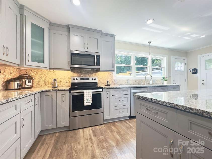 1035 15th Avenue, Hickory, NC 28601.  MLS# CAR4264023, YatesRealty ID 21925. 