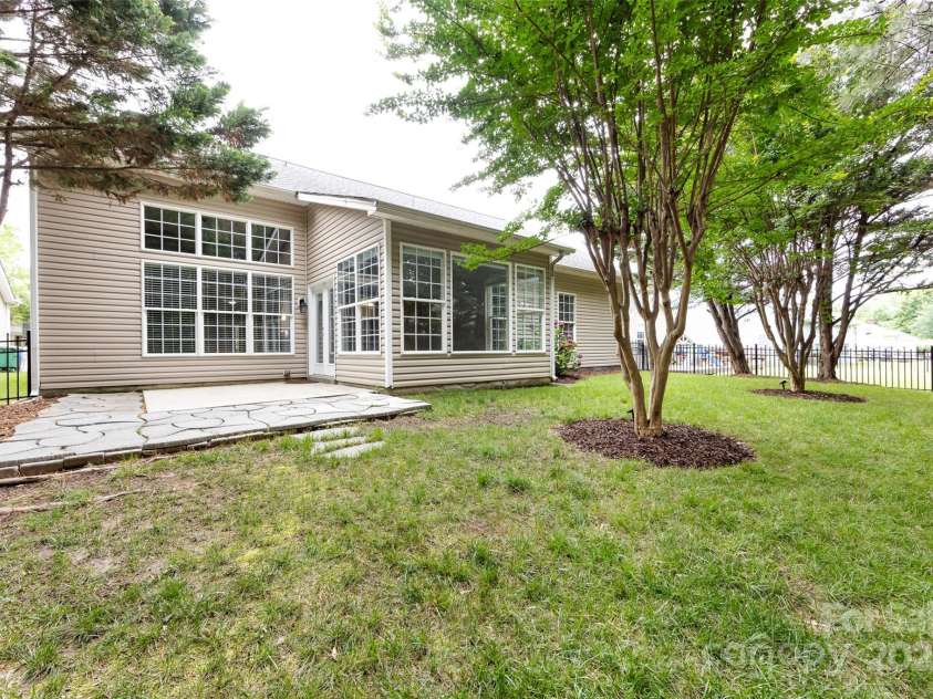 1040 Stonedown Lane, Matthews, NC 28104.  MLS# CAR4271671, YatesRealty ID 21926. 