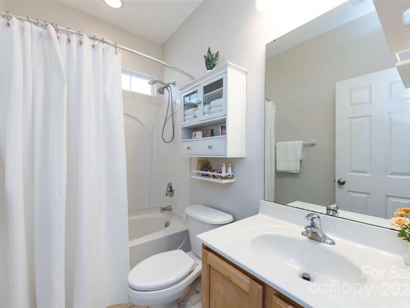 1040 Stonedown Lane, Matthews, NC 28104.  MLS# CAR4271671, YatesRealty ID 21926. Hall Bath