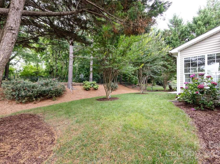 1040 Stonedown Lane, Matthews, NC 28104.  MLS# CAR4271671, YatesRealty ID 21926. No neighbors in back!