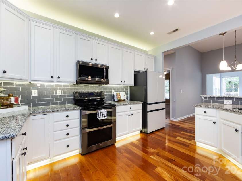 1040 Stonedown Lane, Matthews, NC 28104.  MLS# CAR4271671, YatesRealty ID 21926. Primary suite is just off the kitchen