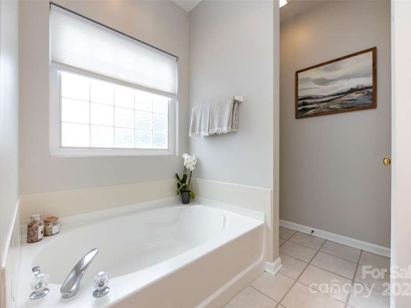 1040 Stonedown Lane, Matthews, NC 28104.  MLS# CAR4271671, YatesRealty ID 21926. Soaking tub