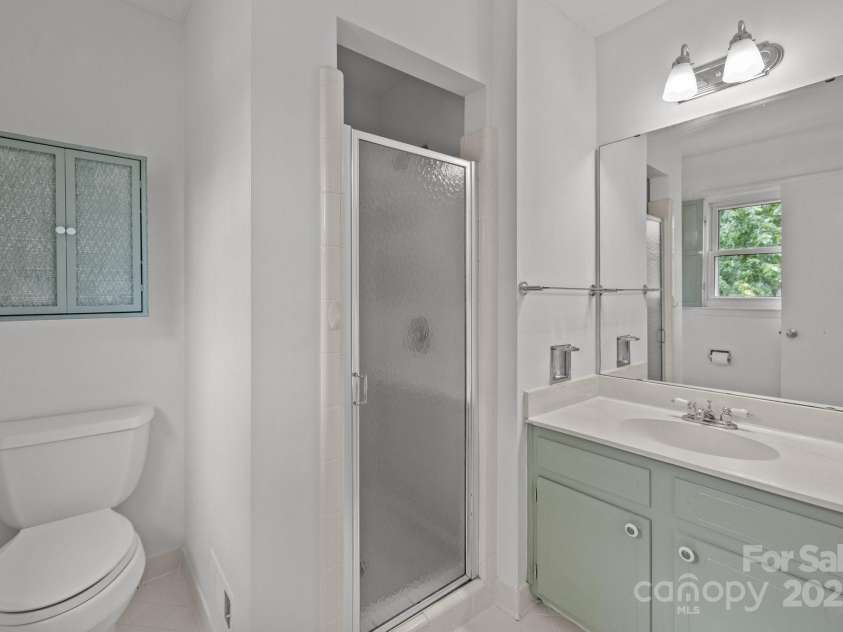 906 Wishing Well Lane, Charlotte, NC 28270.  MLS# CAR4269640, YatesRealty ID 21928. Primary bathroom